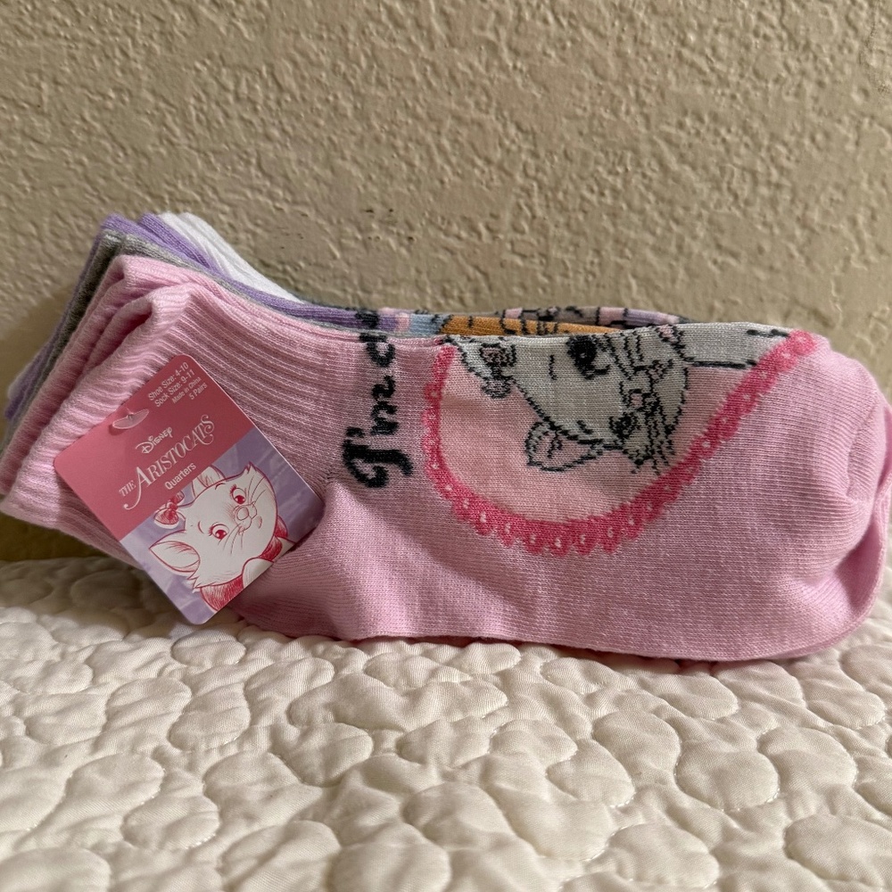 DISNEY MARIE QUARTERS SOCKS NEW!!!